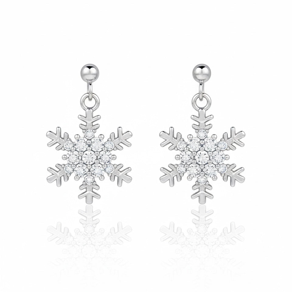 O pereche de cercei tip stud, în formă de fulg de nea, realizați din argint cu finisaj lucios. Fulgul este decorat cu mai multe pietre transparente care reflectă lumina.