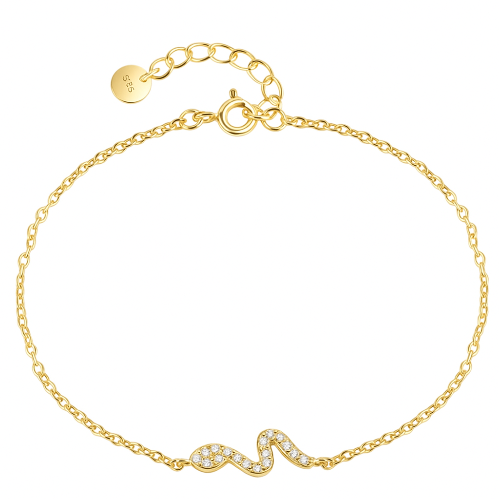 Brățară subțire din argint placat cu aur, cu un charm în formă de șarpe mic decorat cu zirconii albe, pe un lanț fin reglabil.