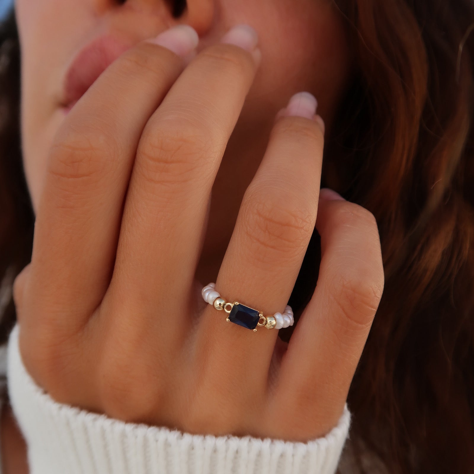 Inel elegant din argint 925 placat cu aur 18K, cu piatră albastră zirconiu și perle de cultură – bijuterie rafinată Maison La Stéphanie, perfectă pentru un look sofisticat sau cadou special.