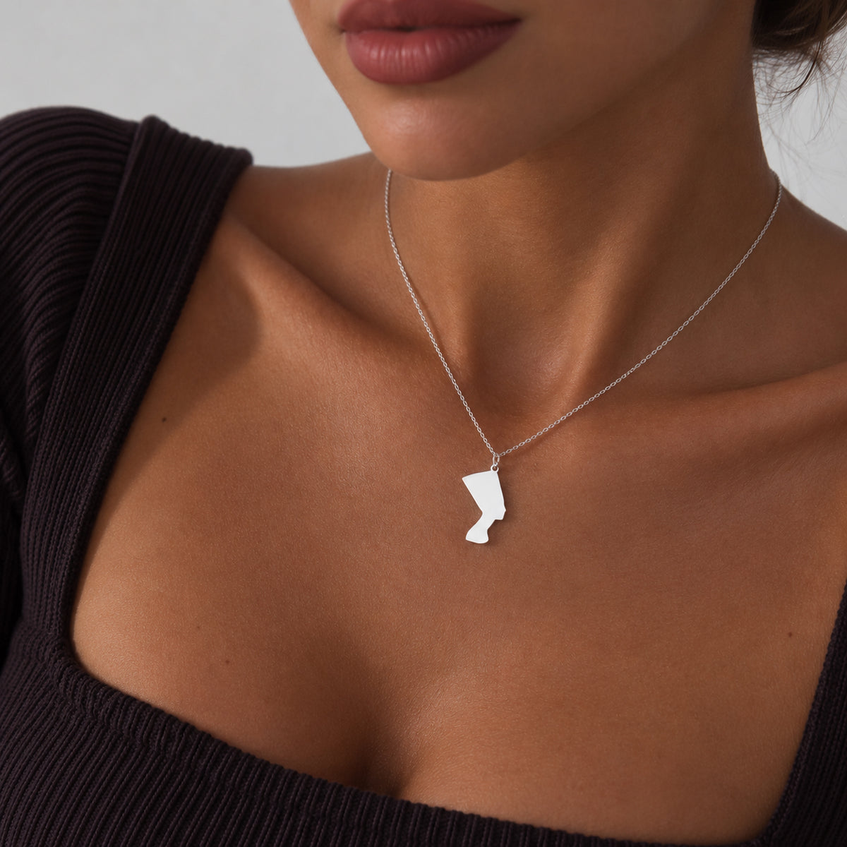 Lănțișor Nefertiti din argint 925 – bijuterie elegantă inspirată de frumusețea regală egipteană. Cadou rafinat pentru femei puternice și sofisticate.