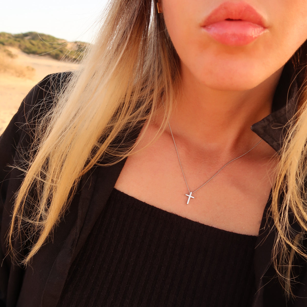Lănțișor elegant cu cruciuliță din argint 925 rodiat, un cadou ideal și simbolic pentru femei, marca Maison La Stéphanie.