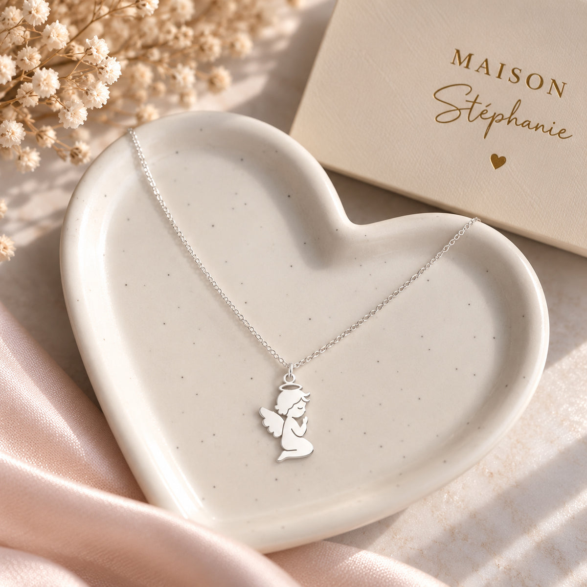 Lantisor din argint 925 cu pandantiv ingeras rugandu-se MAISON Stéphanie, bijuterie religioasa delicata pentru cadou