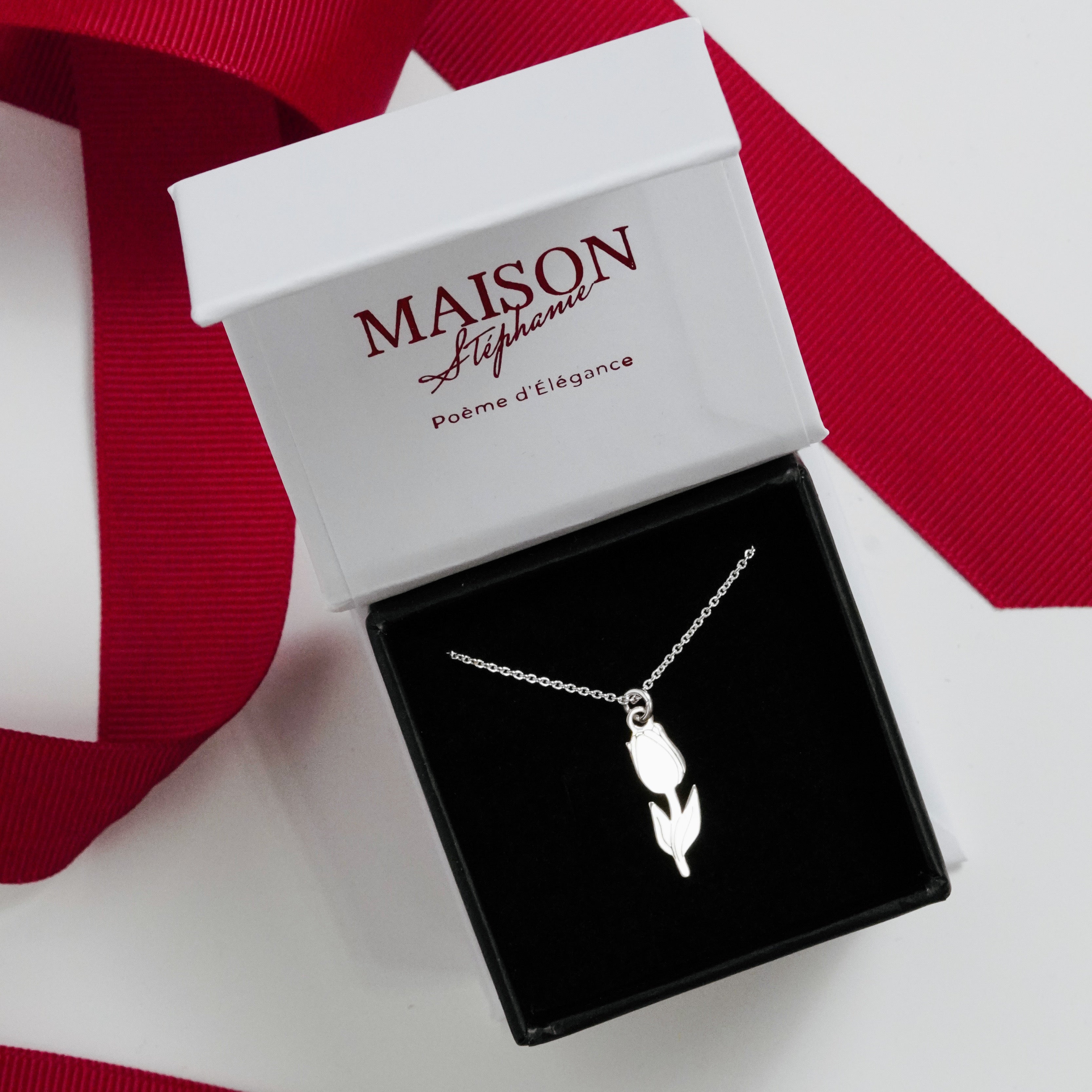 Lănțișor elegant din argint 925 cu pandantiv în formă de lalea — o bijuterie Maison La Stéphanie inspirată de feminitate și primăvară, perfectă pentru cadou.