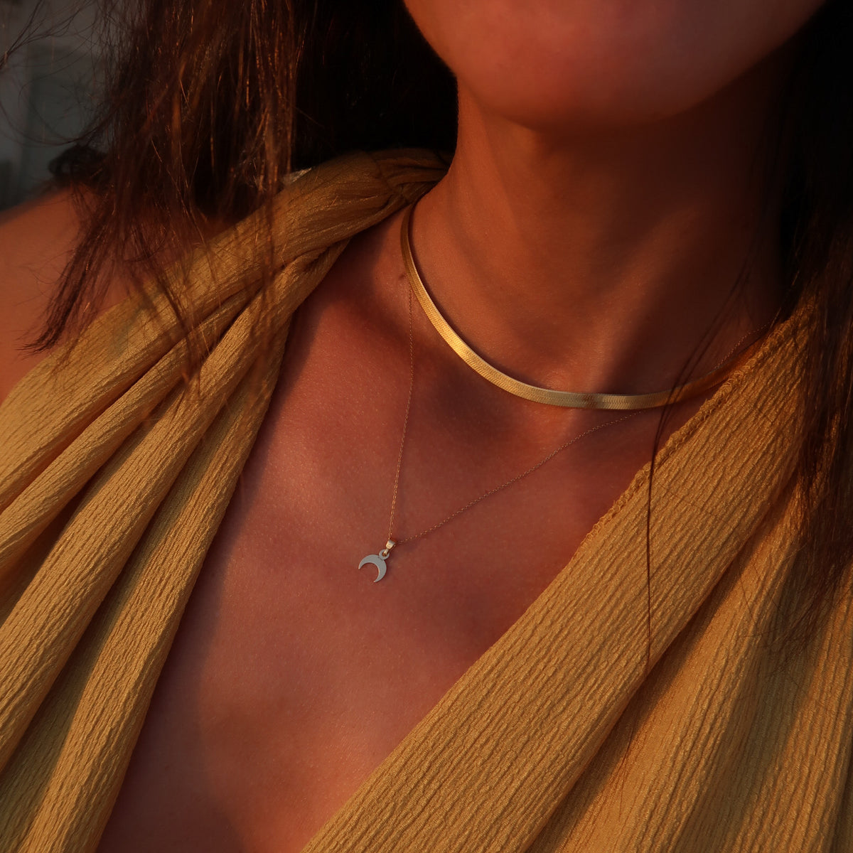 Lantisor Petit Magic Moon din aur 8K, pandantiv delicat in forma de luna – Maison La Stephanie