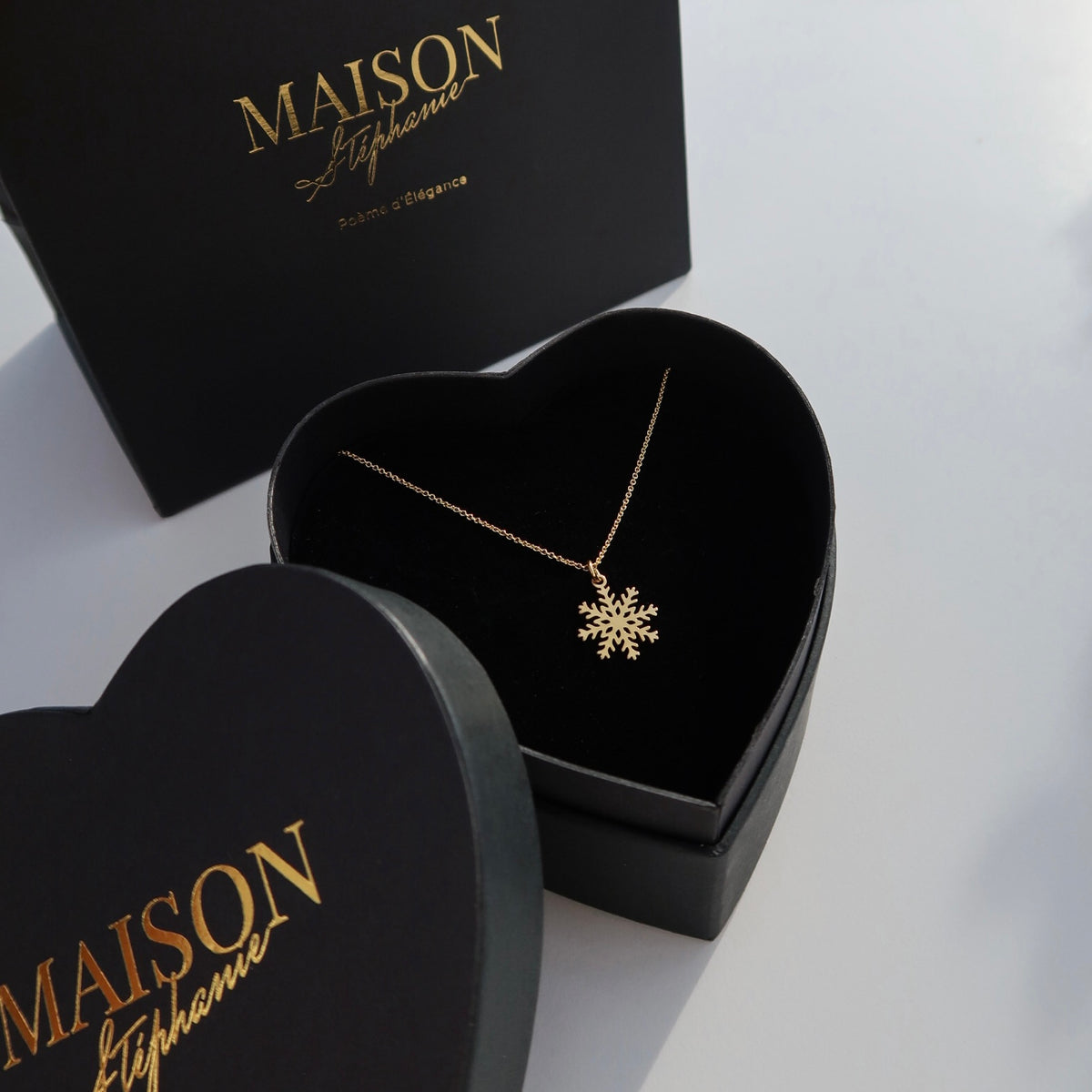 Lănțișor din argint 925 placat cu aur 18K, cu pandantiv fulg de nea – bijuterie elegantă și virală pe social media, cadoul ideal de Crăciun, semnată Maison La Stéphanie.