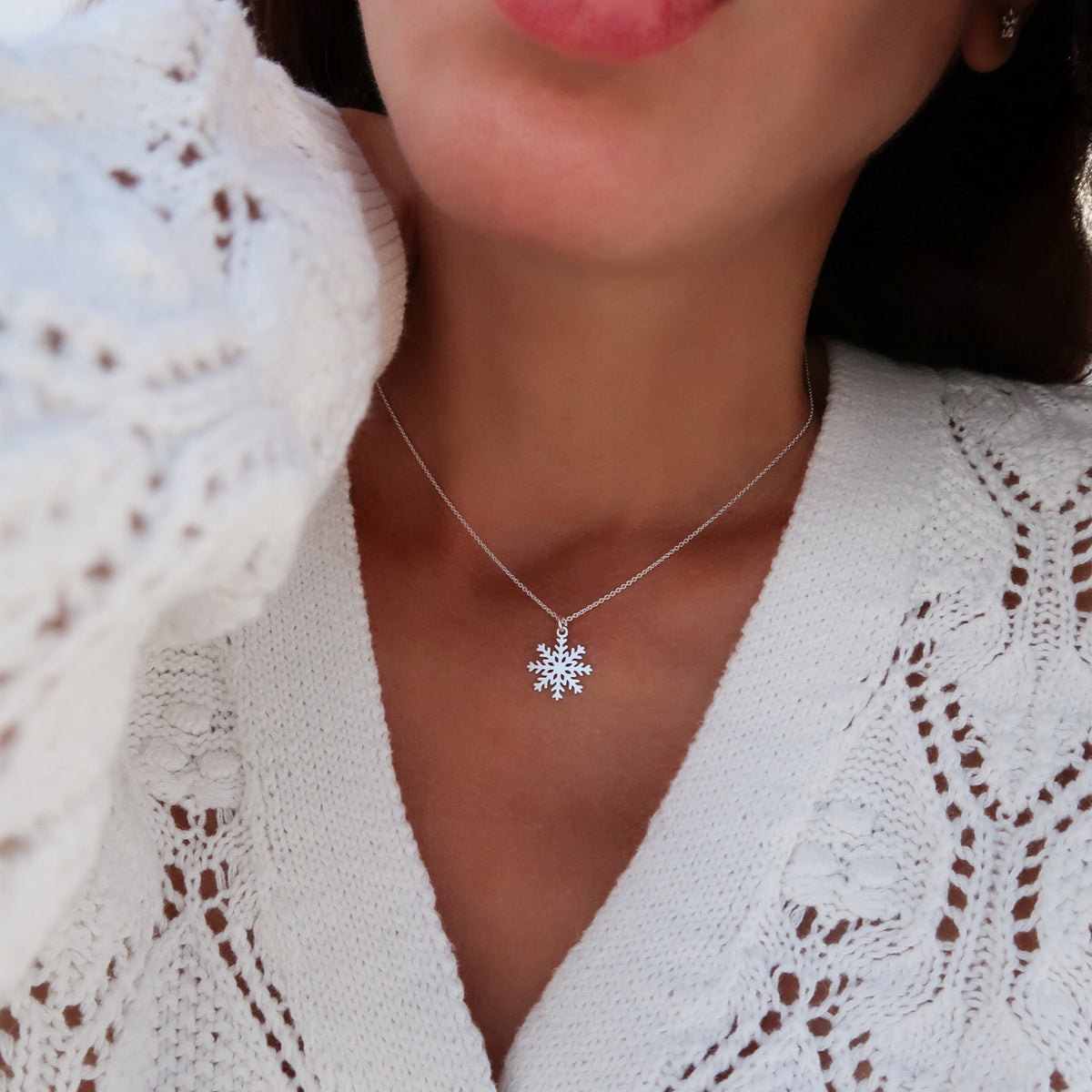 Lănțișor din argint 925 cu pandantiv fulg de nea – bijuterie elegantă și virală pe social media, cadoul ideal de Crăciun, semnat Maison La Stéphanie.