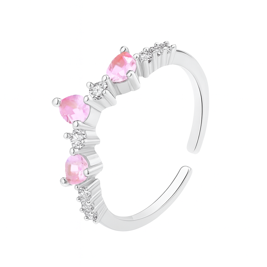 Inel reglabil din argint rodiat, cu pietre roz în formă de inimioară și zirconii mici, design curbat ce formează o coroniță delicată.