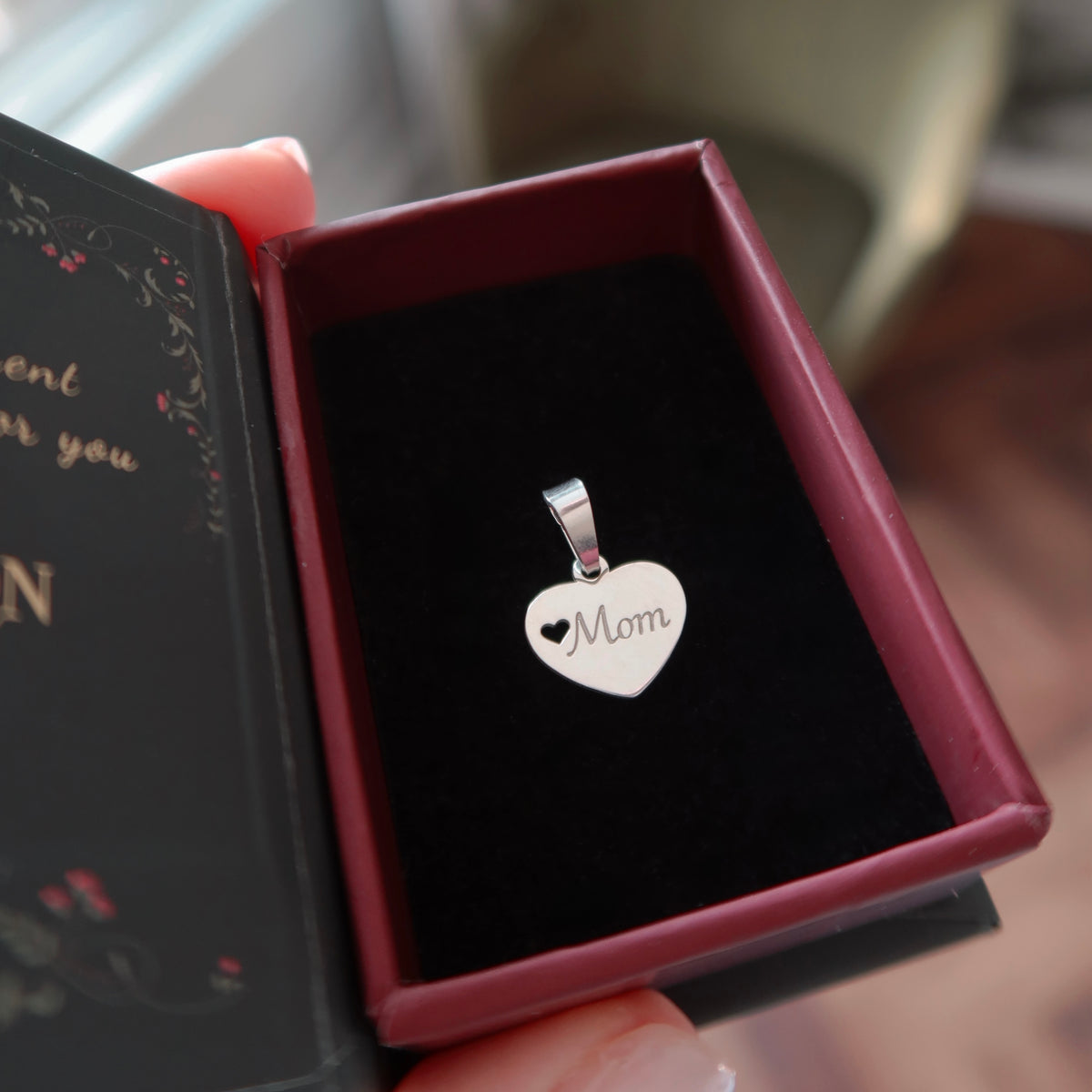 Martisor din argint 925 cu pandantiv inima mom, bijuterie delicata si cadou emotionant pentru mama, Maison La Stéphanie