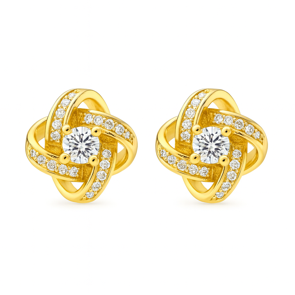 O pereche de cercei aurii, cu formă împletită și o piatră rotundă strălucitoare în centru, având un aspect elegant și echilibrat.