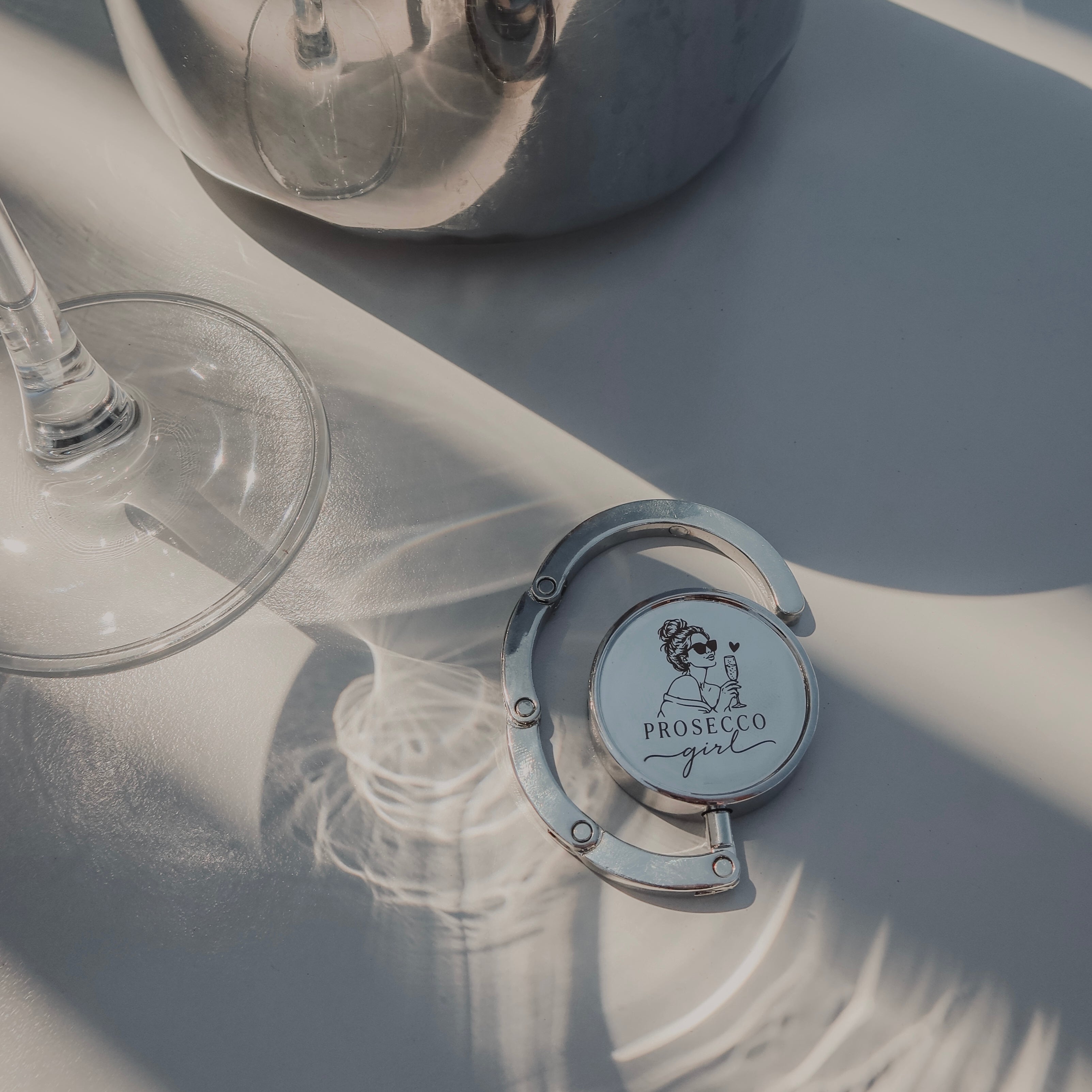 Agățătoare personalizată pentru geantă argintie din stainless steel, model pliabil, personalizată cu nume, logo sau design propriu Maison Stephanie