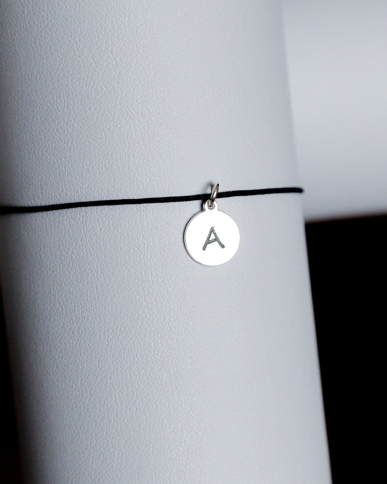 Bratara personalizata cu banut din argint 925 gravat cu initiala, pe snur reglabil Maison La Stephanie