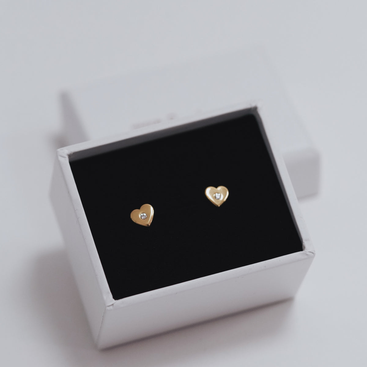 Cercei inimioara cu pietricica, argint placat cu aur cercei rose > cercei > cercei argint > cadouri pentu ea > cadouri fete > cadouri prietena > cadouri bestfriend > cercei copii > idei de cadouri > cercei trandafir Maison la Stephanie