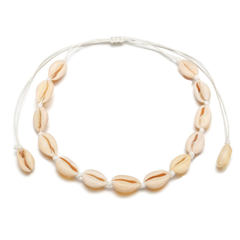 Colier din scoici naturale, cu șnur crem textil ajustabil. Bijuterie de vară inspirată de mare, semnată Maison La Stéphanie.