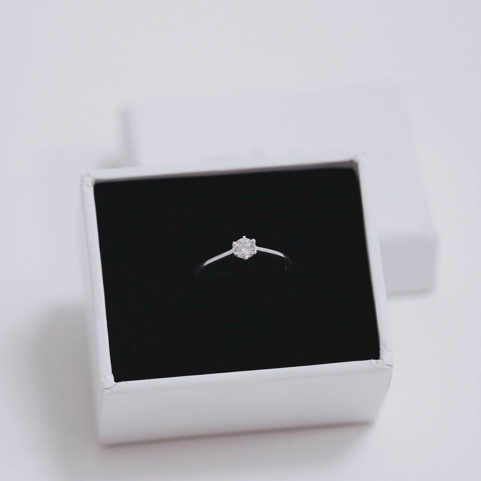 Inel With Love S. din argint 925 cu piatră zirconia albă – bijuterie elegantă, fină și atemporală.