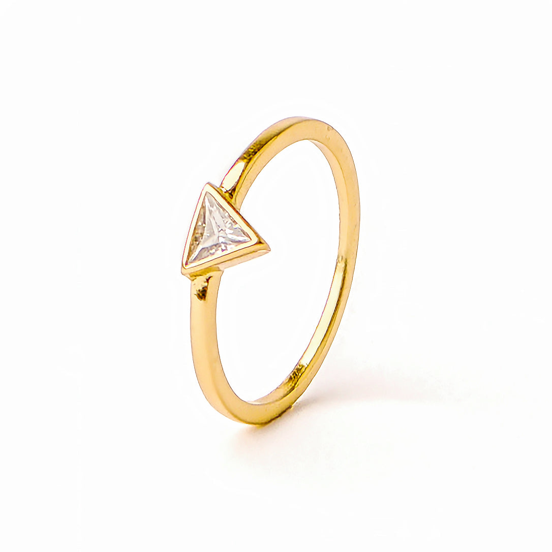Inel elegant din argint 925 placat cu aur de 18K, cu design minimalist și formă triunghiulară – perfect ca bijuterie de vară, cadou pentru iubită sau accesoriu rafinat de zi cu zi. Descoperă eleganța luminoasă Maison La Stéphanie.