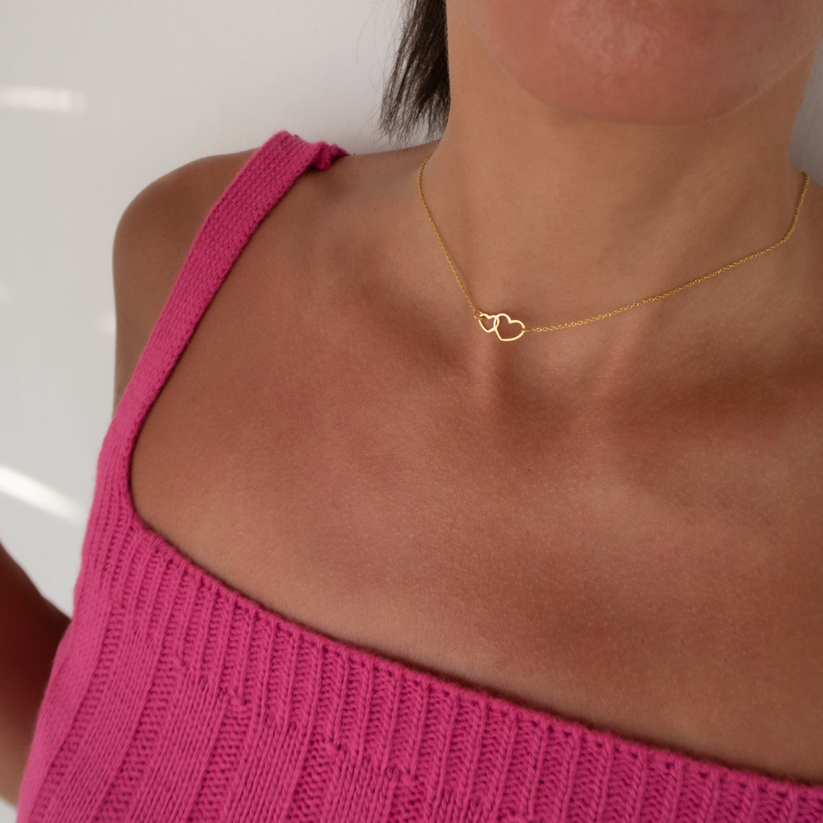 Lănțișor Amour din argint 925 placat cu aur 18K – bijuterie simbolică cu două inimi unite, ideală pentru cadouri de cuplu, aniversări sau Valentine’s Day.