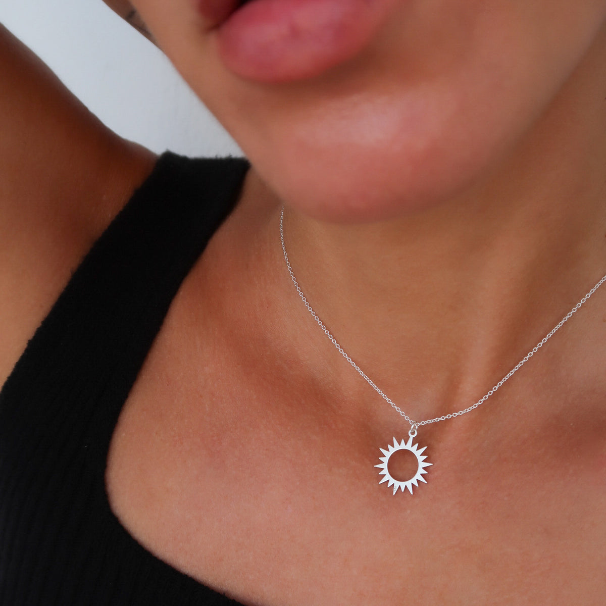 Lănțișor din argint 925 cu pandantiv în formă de soare — simbol al energiei pozitive și al iubirii. Perfect pentru cadouri de ziua ei, aniversări sau ocazii speciale.