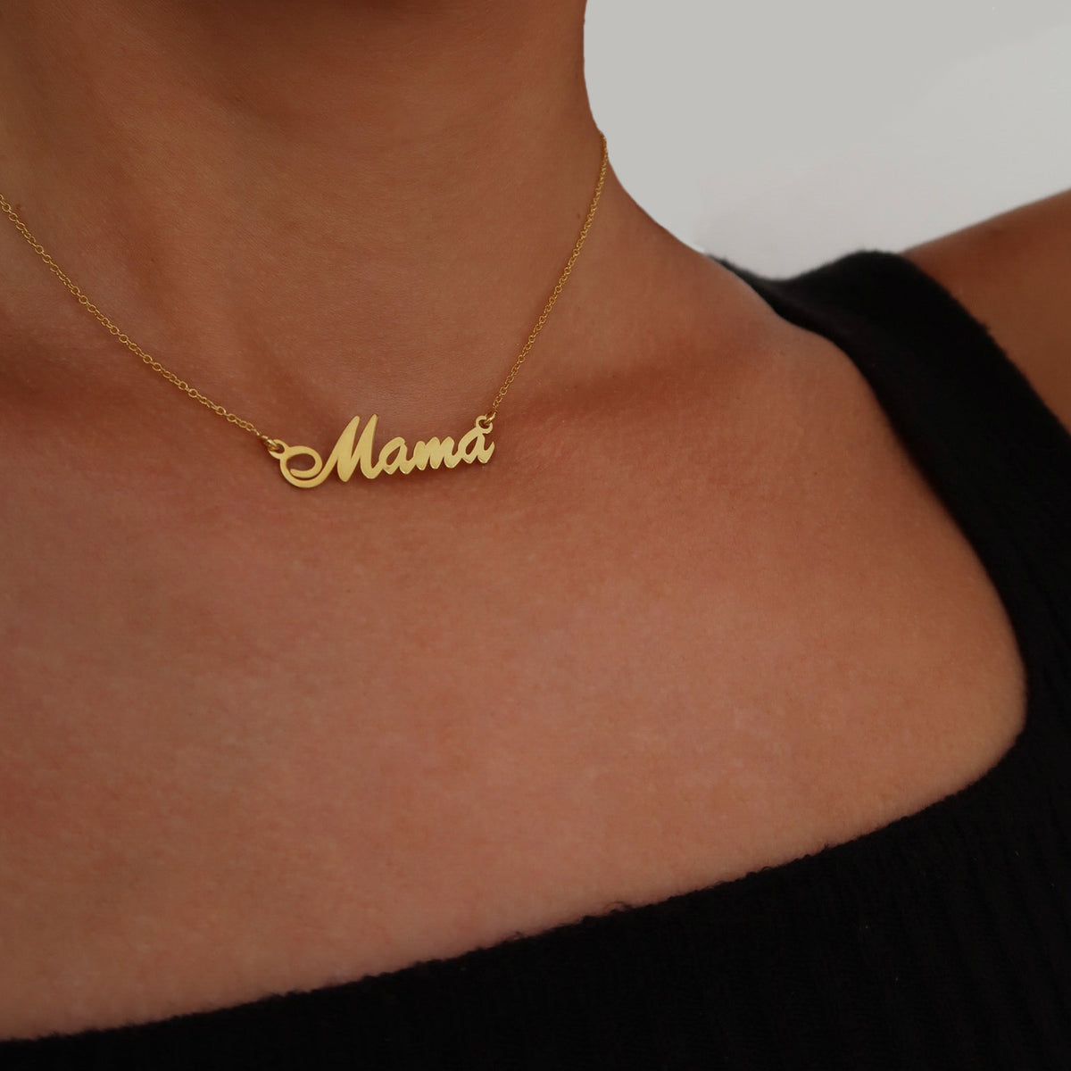 Lănțișor MAMA din argint 925 placat cu aur 18K – cadou elegant pentru Ziua Mamei, aniversare sau ocazii speciale. Bijuterie cu semnificație, creată cu grijă de Maison La Stéphanie.