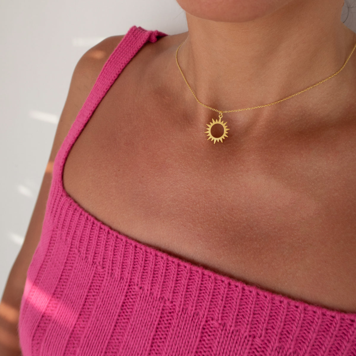 Lănțișor soare din argint 925 placat cu aur 18K – bijuterie elegantă, simbol al energiei și iubirii. Cadoul perfect pentru femei.