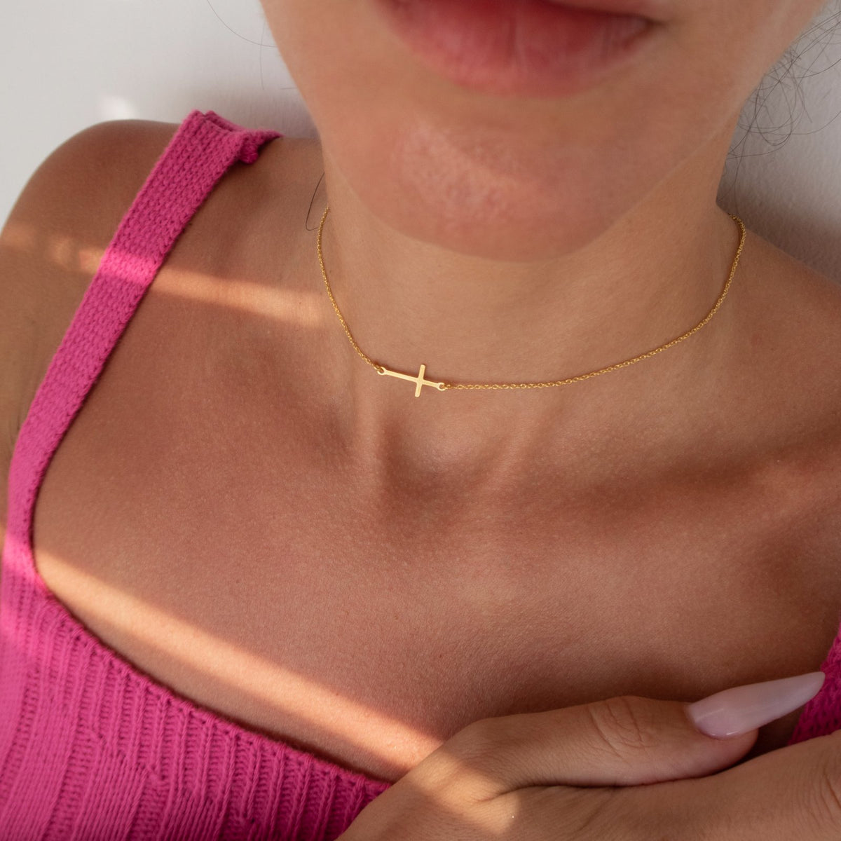 Lănțișor elegant cu cruciuliță orizontală din argint 925 placat cu aur 18K – simbol al credinței și al rafinamentului. Cadoul ideal pentru iubită, mamă sau prietenă, semnat Maison La Stéphanie.