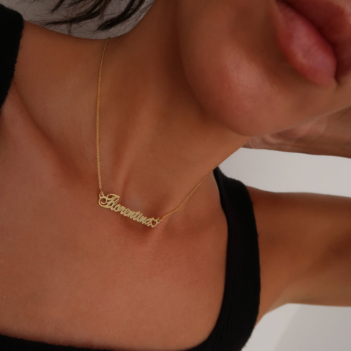 Lănțișor personalizat cu nume și inimioară din argint 925 placat cu aur 18K – bijuterie elegantă Maison La Stéphanie, ideală ca dar de Crăciun, Moș Nicolae, Ziua Copilului sau aniversare. Cadoul perfect pentru iubită, fiică sau prietenă.