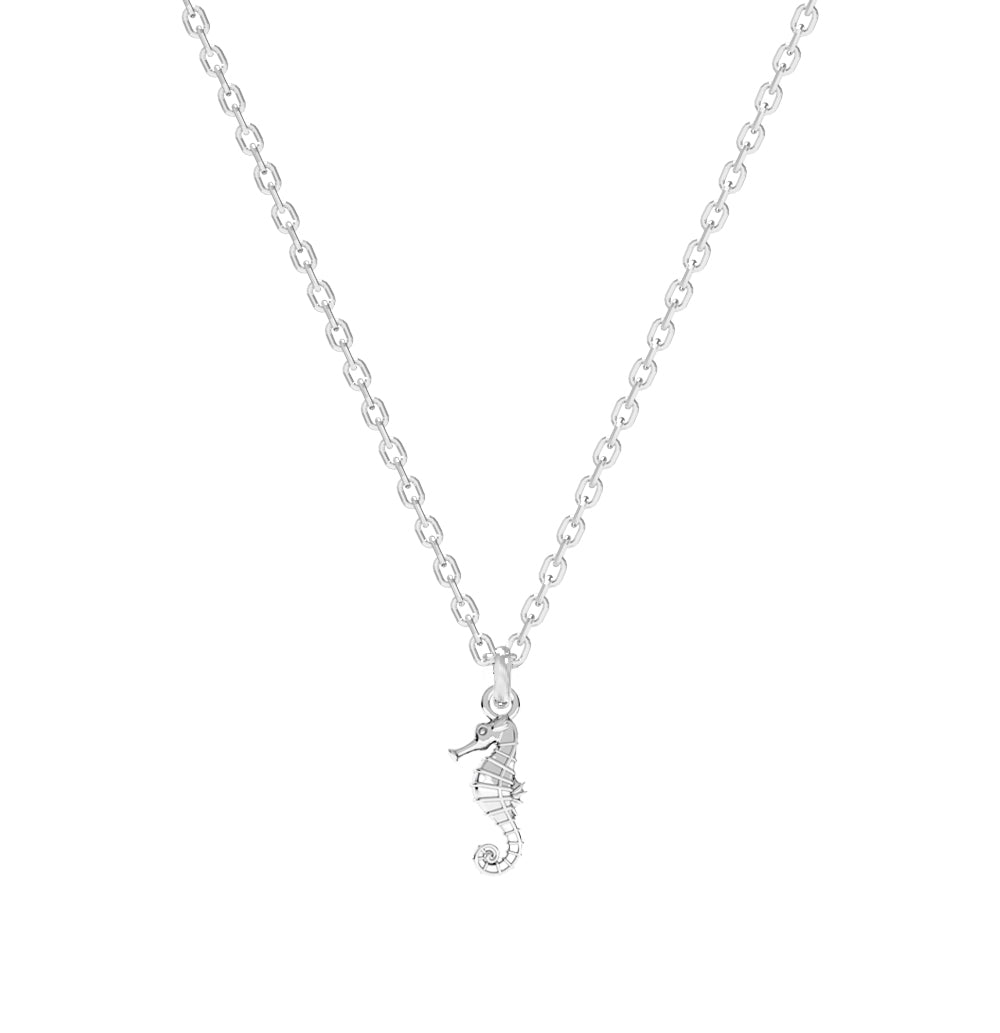 Lănțișor elegant din argint 925 cu pandantiv căluț de mare — bijuterie inspirată de vară, perfectă drept cadou pentru iubită sau prietenă. Descoperă rafinamentul Maison La Stéphanie.