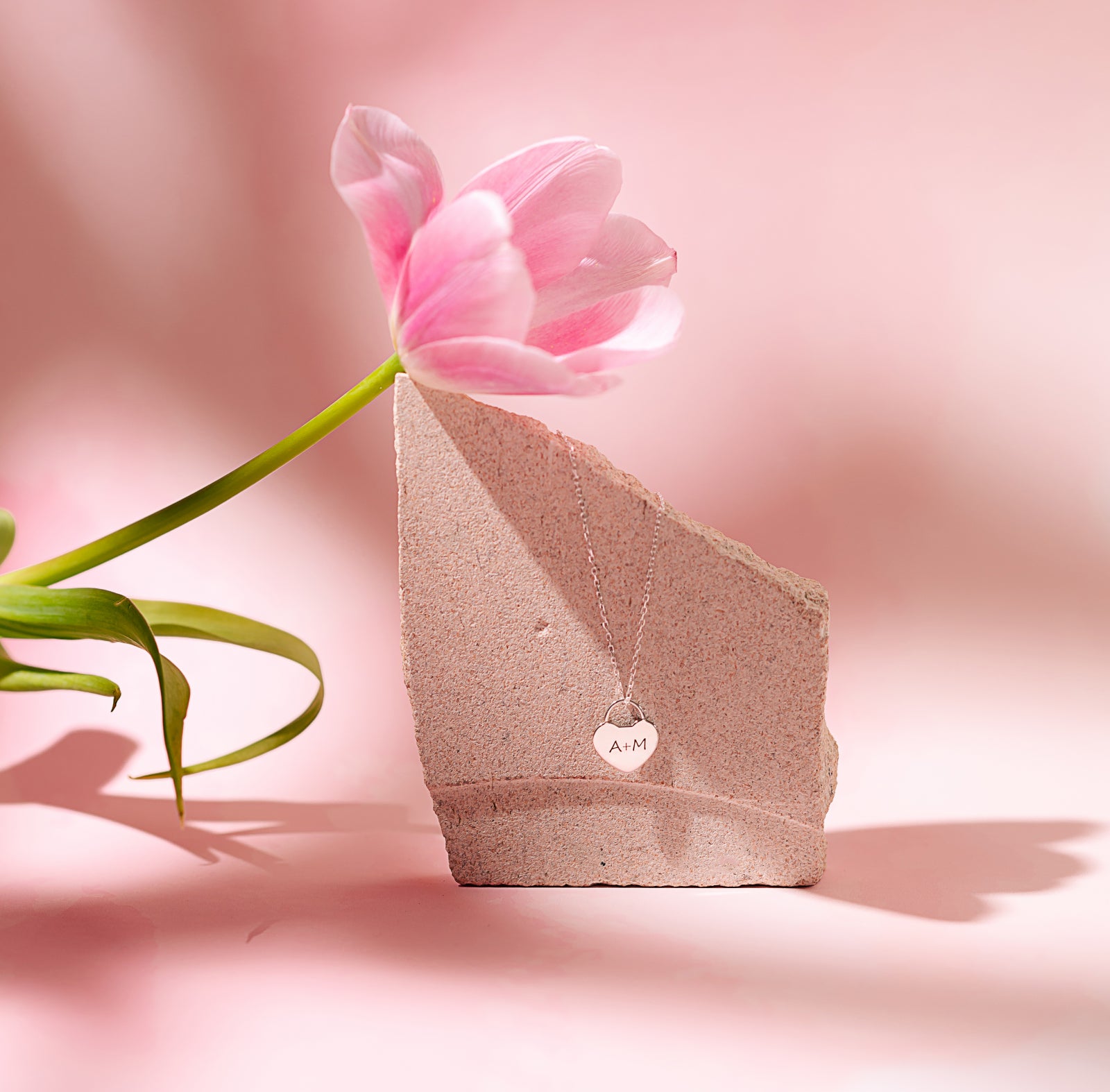 Lănțișor Love Chain din argint 925 cu pandantiv inimă – bijuterie elegantă Maison La Stéphanie, simbol al iubirii pure și al legăturilor profunde.