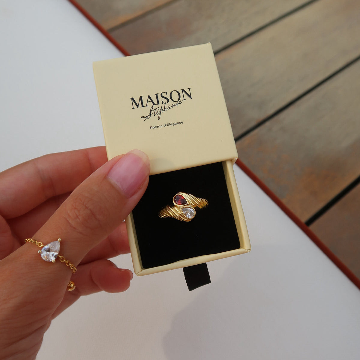 Inel Art Deco din argint placat cu aur 18K, cu piatră roșie zirconia — bijuterie elegantă, glam și atemporală, marca Maison La Stéphanie.
