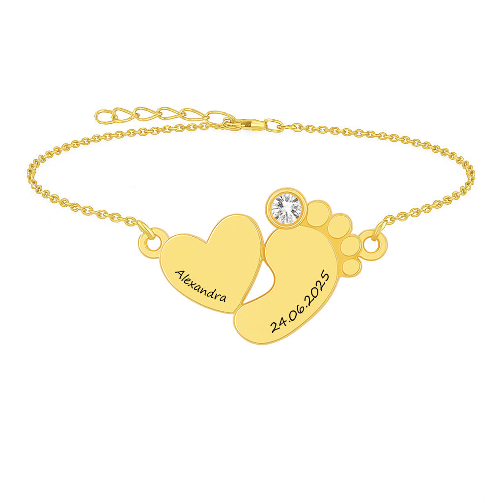 Bratara din argint 925 placat cu aur cu pandantiv în formă de inimă si talpă de bebeluș, decorată cu zirconiu, pe fundal alb
