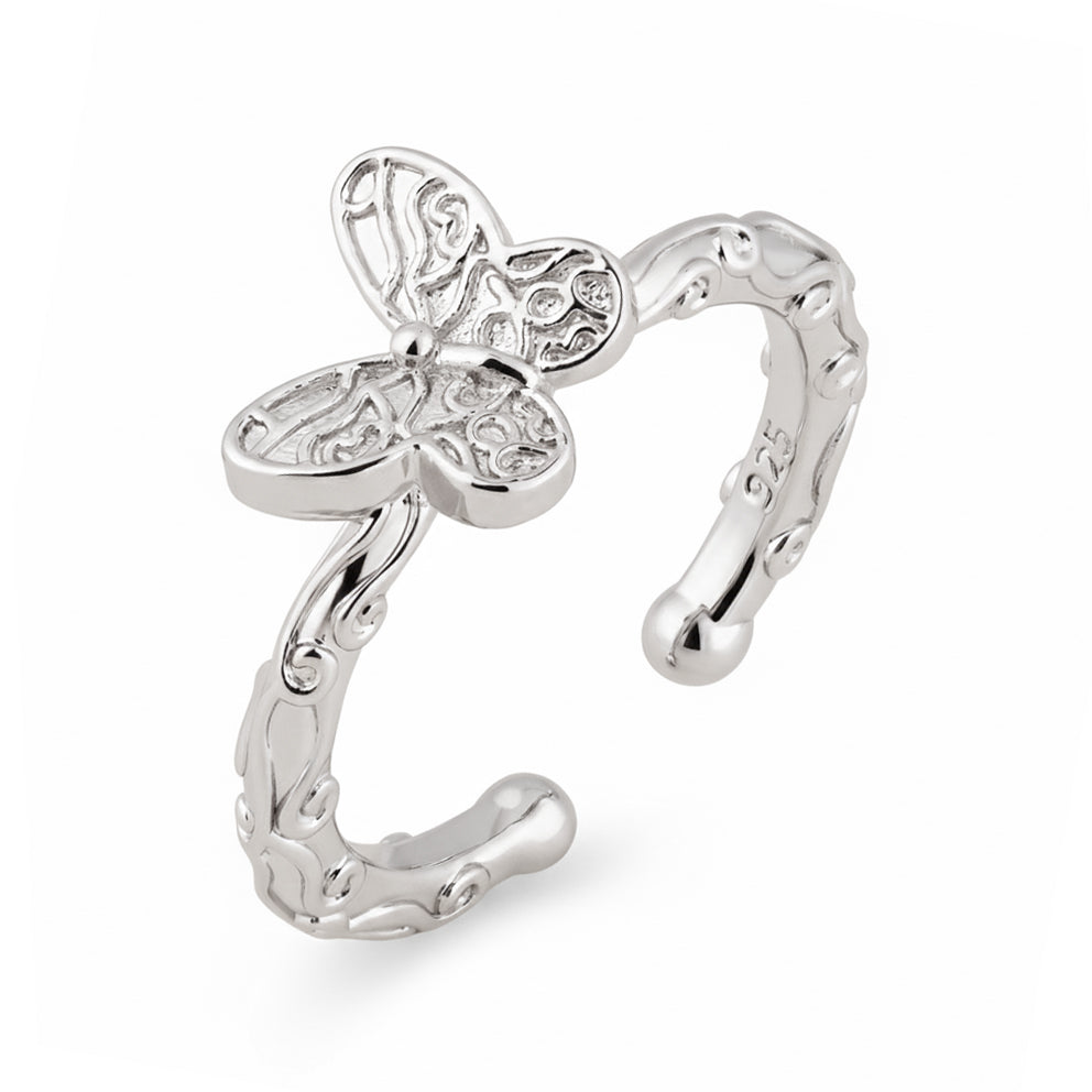 Inel din argint cu formă de fluture, realizat într-un design delicat și lucios, cu structură reglabilă și detalii fine, inspirat din simbolul transformării.