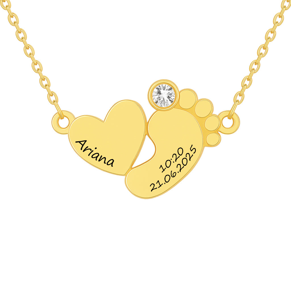 Colier din argint placat cu aur, cu pandantiv tălpita si inima, personalizat cu nume, dată și oră, decorat cu zirconiu, pe fundal alb
