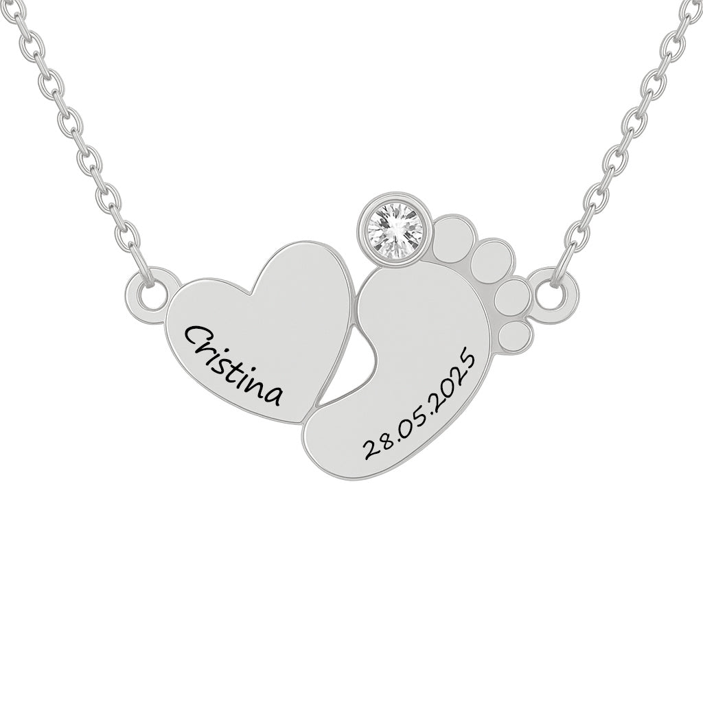 Colier din argint 925, cu pandantiv tălpiță și inimă, personalizat cu nume, dată și oră, decorat cu zirconiu, pe fundal alb.