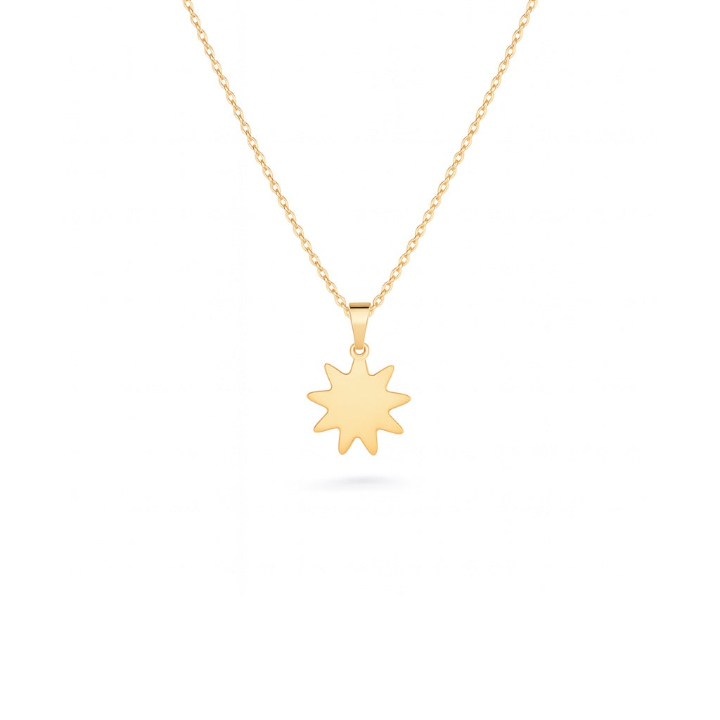 Lantisor fin din aur de 8K cu pandantiv stilizat în forma de soare, pe fundal alb, lungime 45 cm.