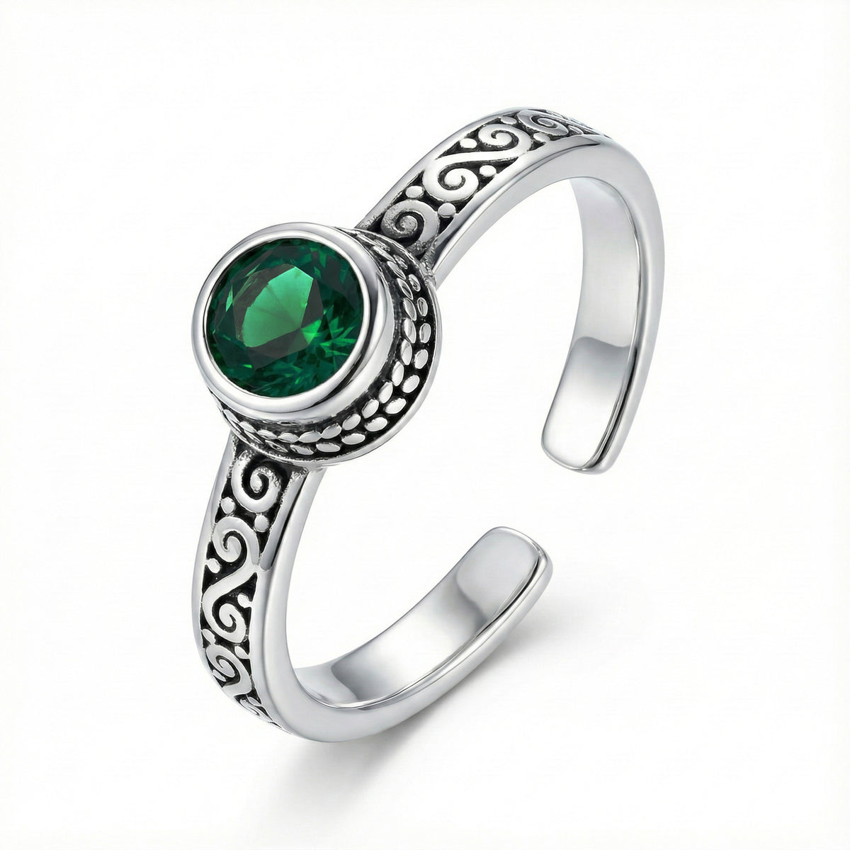 Inel din argint cu piatră verde emerald rotundă, montată într-un design vintage cu detalii gravate și formă reglabilă