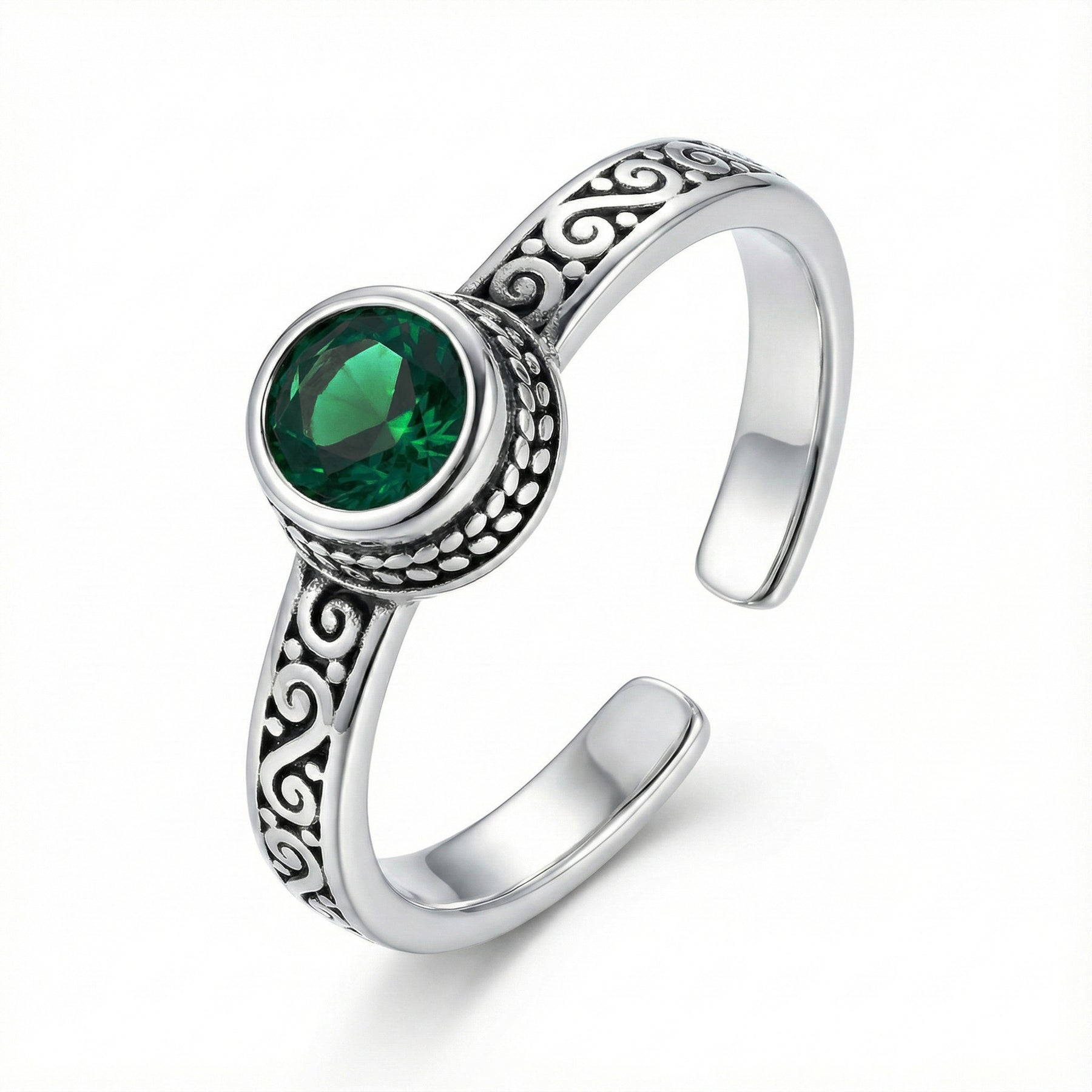 Inel din argint cu piatră verde emerald rotundă, montată într-un design vintage cu detalii gravate și formă reglabilă