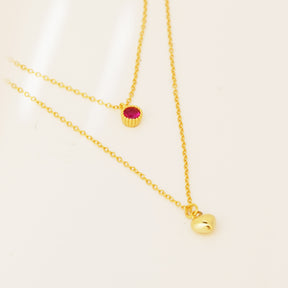 Colier elegant din argint 925 placat cu aur 18K, cu două inimi simbolice – una roșie, una aurie. Cadou ideal pentru iubită sau pentru o ocazie specială. Maison La Stéphanie.