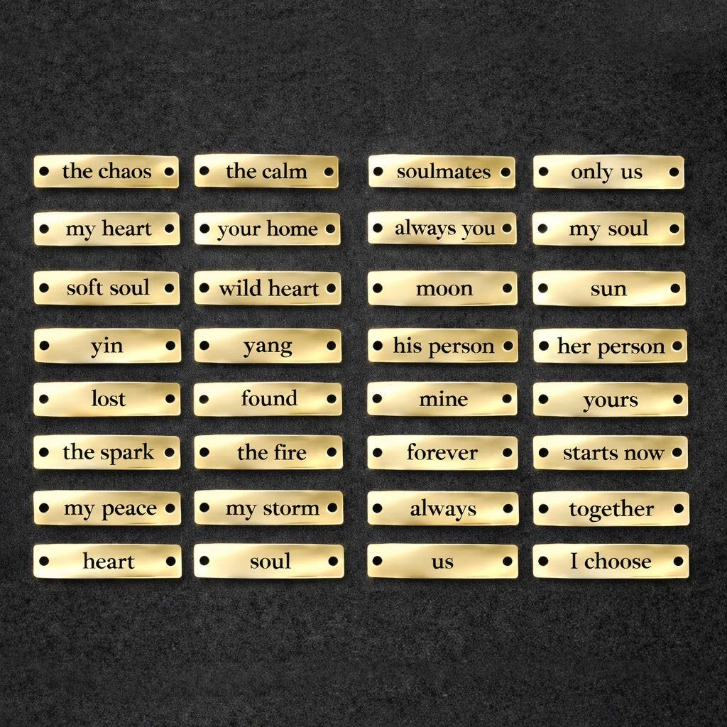 Set de brățări Valentine’s Day personalizabile din argint 925 placat cu aur, cu mesaje mix & match și șnururi ajustabile. Cadoul perfect pentru cupluri.