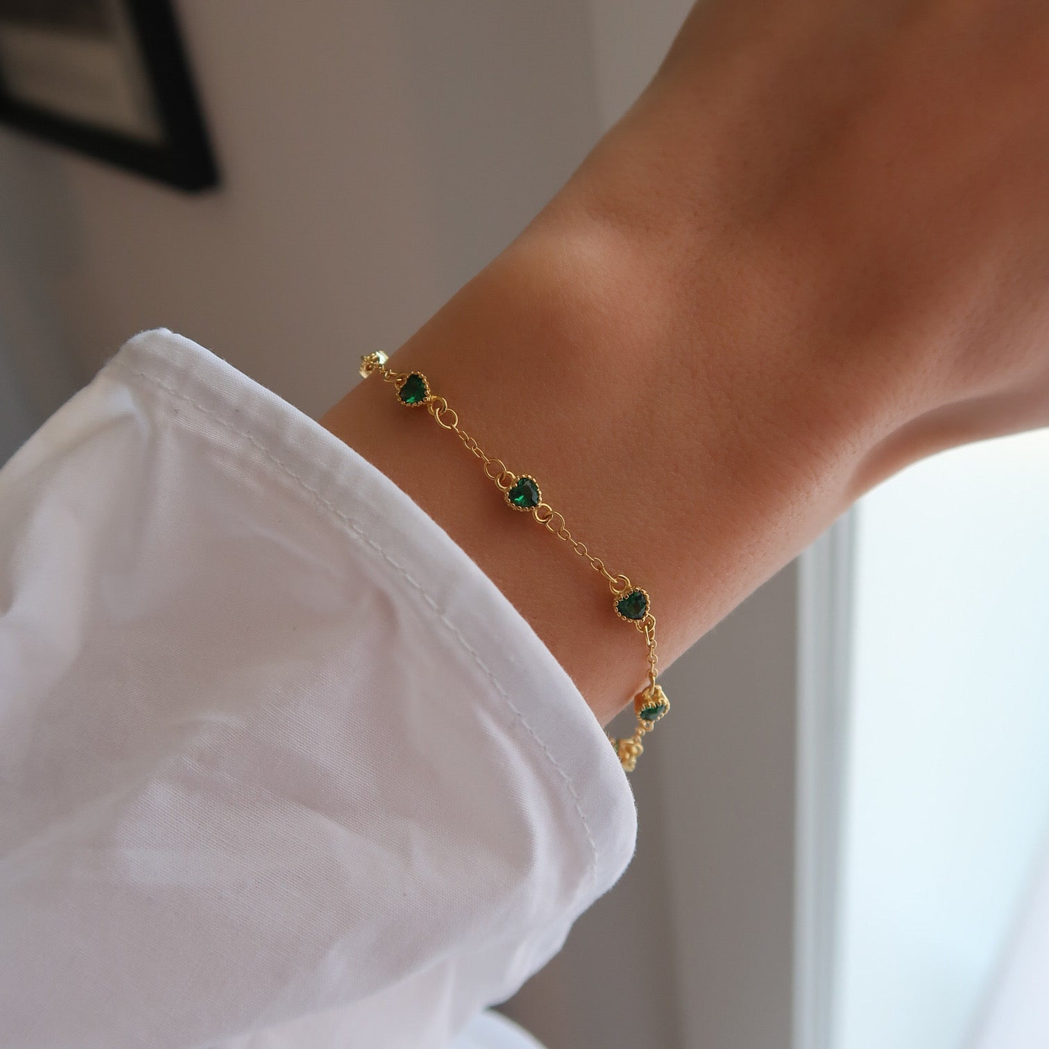Brățară elegantă din argint placat cu aur de 14K, decorată cu inimioare fine și pietre zirconia verde. Un cadou rafinat pentru iubită sau prietenă, semnat Maison La Stéphanie.