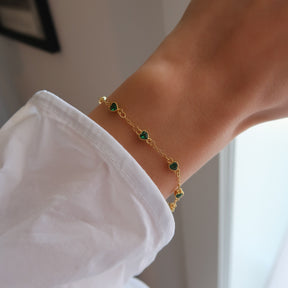Brățară elegantă din argint placat cu aur de 14K, decorată cu inimioare fine și pietre zirconia verde. Un cadou rafinat pentru iubită sau prietenă, semnat Maison La Stéphanie.