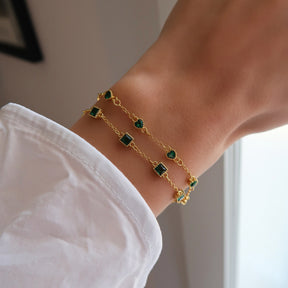 Brățară elegantă din argint placat cu aur de 14K, decorată cu inimioare fine și pietre zirconia verde. Un cadou rafinat pentru iubită sau prietenă, semnat Maison La Stéphanie.