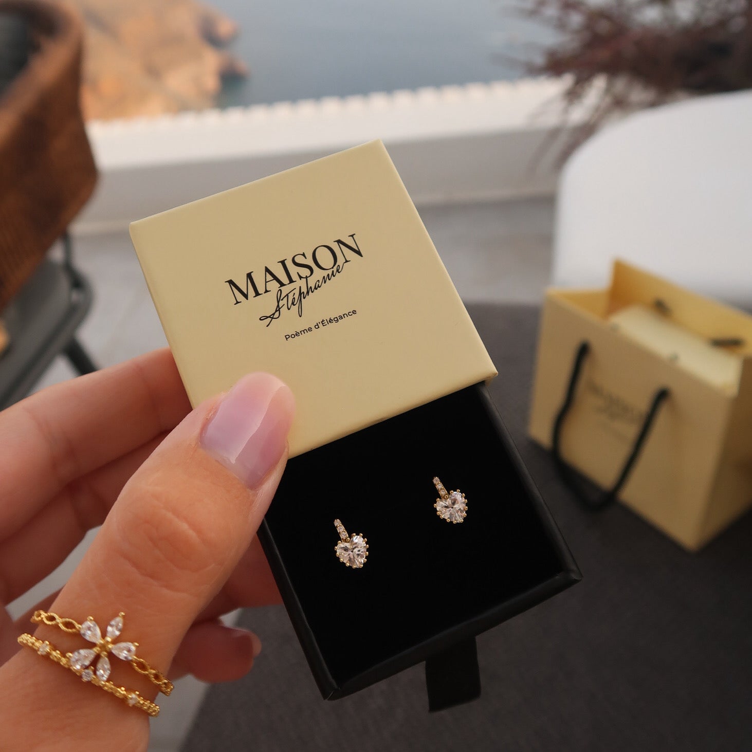 Cercei Bijou d’Amour din argint 925 placat cu aur 18K, cu zirconiu în formă de inimă și pietre albe strălucitoare.