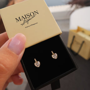 Cercei Bijou d’Amour din argint 925 placat cu aur 18K, cu zirconiu în formă de inimă și pietre albe strălucitoare.