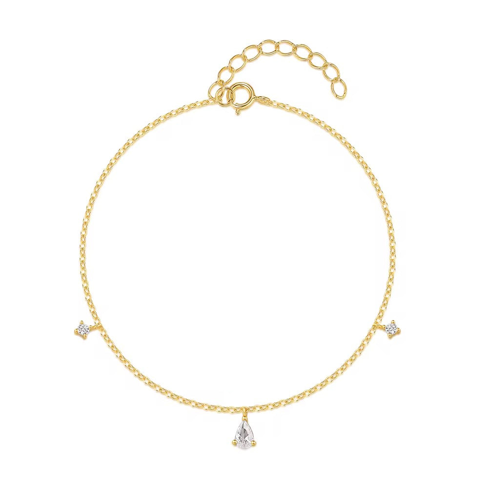 Brățară din argint 925 placat cu aur, cu fundițe delicate și zirconiu tip lacrimă. Model feminin și elegant cu design french inspired.