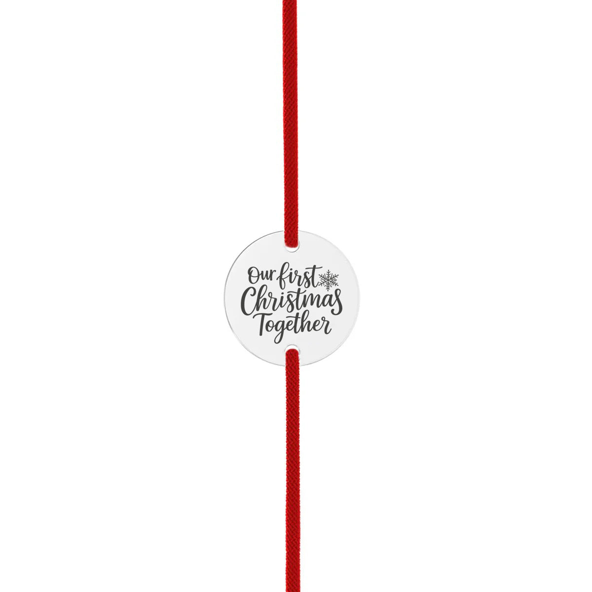 Brățară cu șnur subțire din mătase și un bănuț rotund din argint 925, de 12 mm, gravat cu textul “Our first Christmas together” și un mic fulg de nea. Șnurul este reglabil, iar verso-ul bănuțului poate fi personalizat cu un mesaj.
