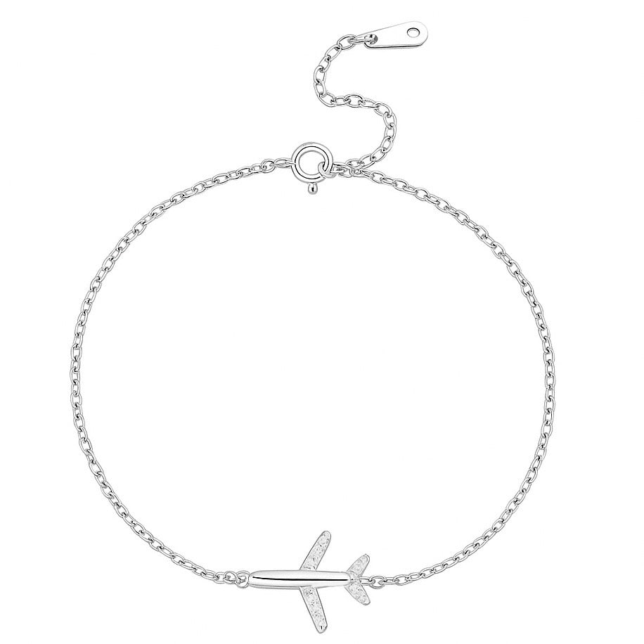 Brățară subțire din argint placat cu rodiu, cu un mic avion decorat cu zirconii, lanț fin de 1 mm, lungime 16+3 cm.