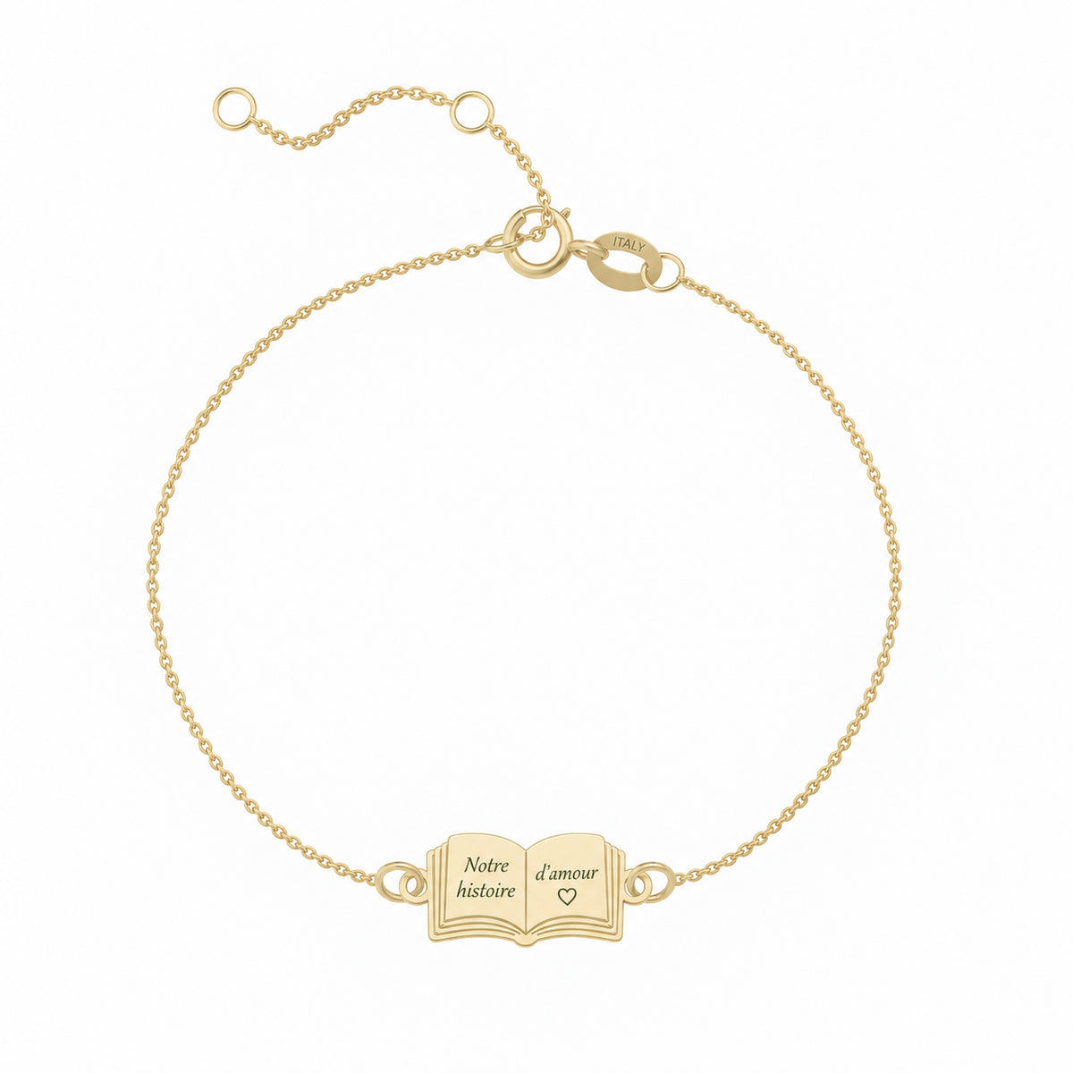 Charm din aur galben 8K (333) pentru bratara Notre Histoire, in forma de carte deschisa cu doua pagini alaturate, contururi curbate si linie centrala, pandantiv carte personalizabil prin gravura MAISON Stéphanie