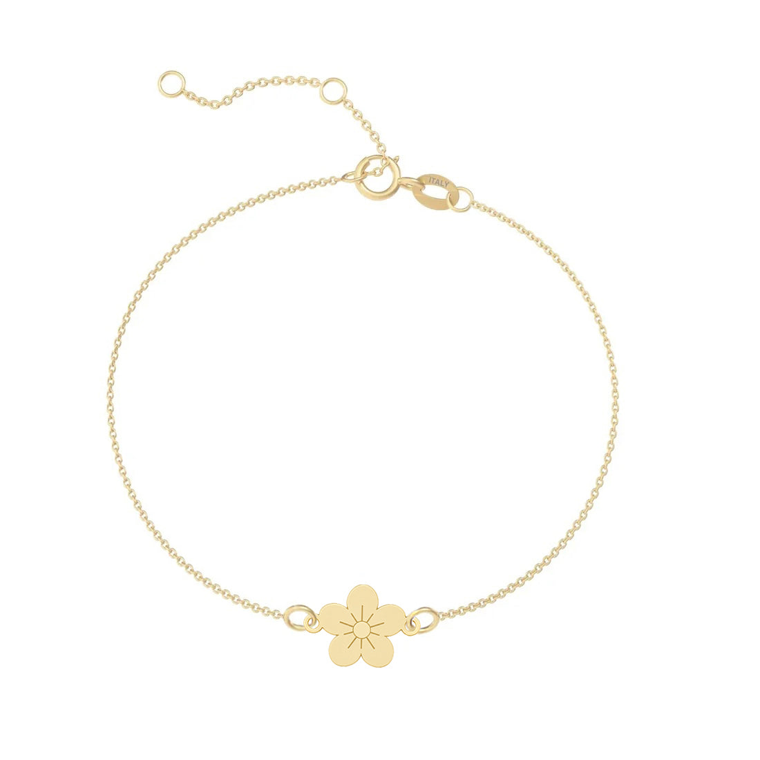 Charm din aur galben 8K (333) pentru bratara Sun-Kissed Bloom, in forma de floricica cu cinci petale rotunjite si soare gravat in centrul circular, pandantiv floare cu raze de soare MAISON Stéphanie
