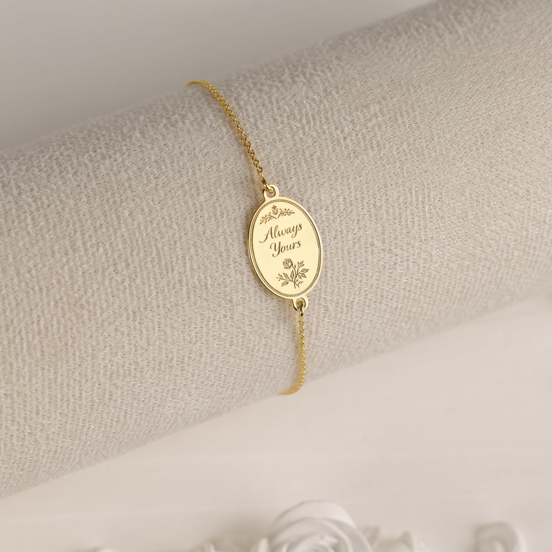 bratara argint placat cu aur always yours pandantiv oval gravat regency love letters collection maison stephanie