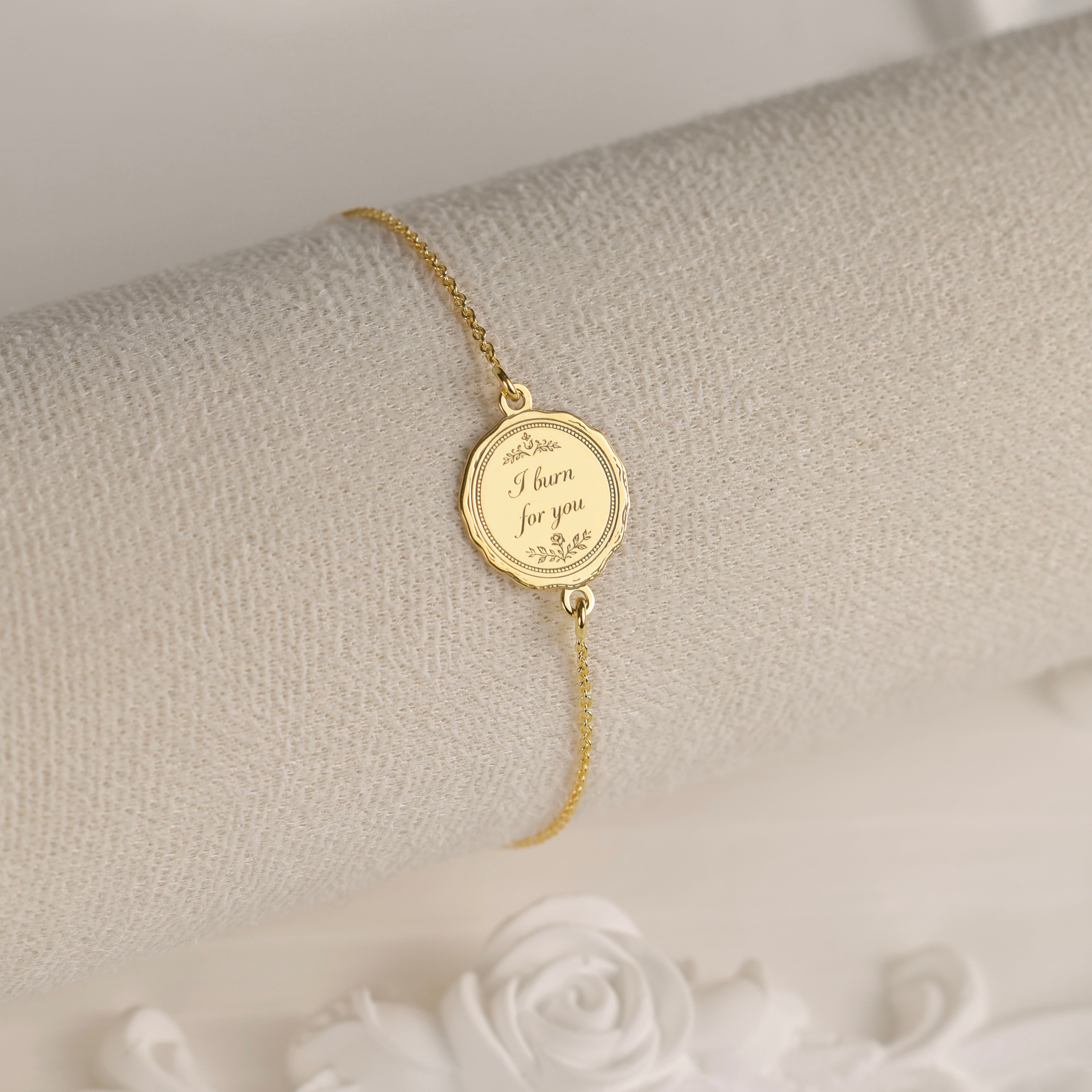 bratara argint placat cu aur i burn for you pandantiv oval gravat regency love letters collection maison stephanie
