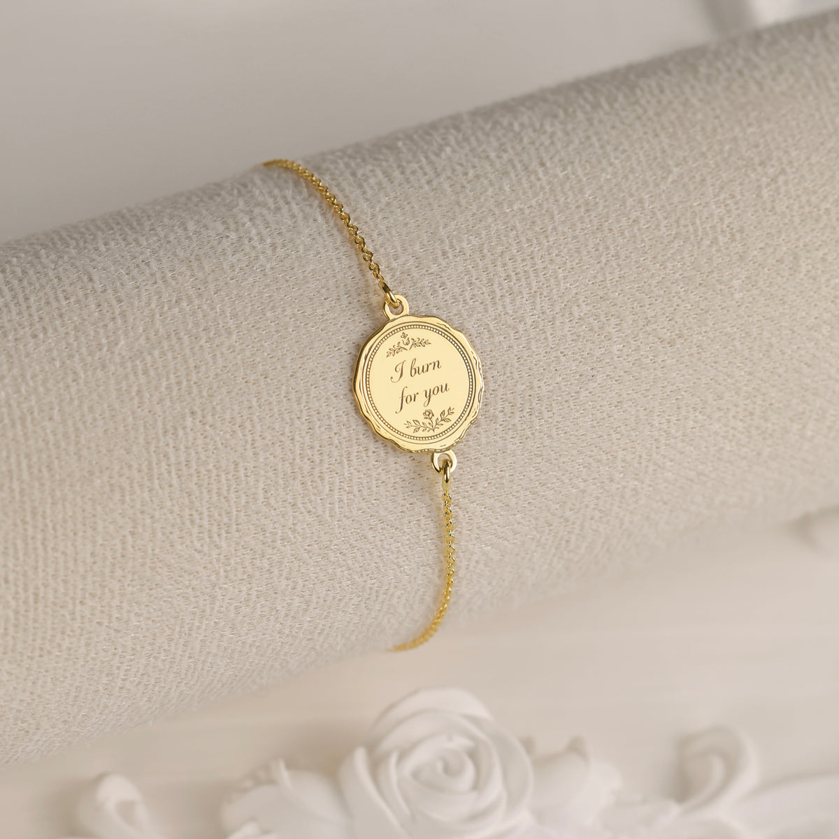 bratara argint placat cu aur i burn for you pandantiv oval gravat regency love letters collection maison stephanie